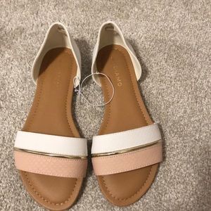 NWT Andiamo flats